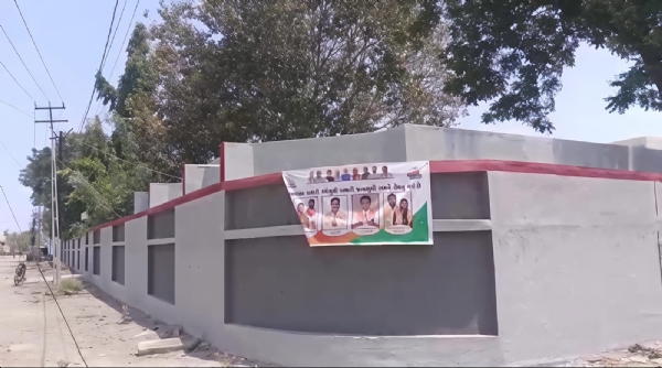 ધારીમાં આચારસંહિતાનો ભંગ? પ્રાથમિક શાળાની દીવાલ પર રાજકીય બેનરો લાગતાં ઉઠ્યા સવાલો