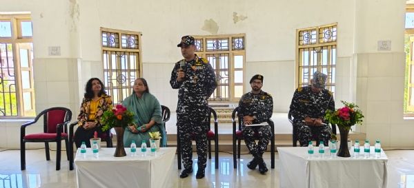 નેવીના અધિમારીએ પોરબંદર ની ગુરૂકુળ સ્કુલની મુલાકાત લીધી.