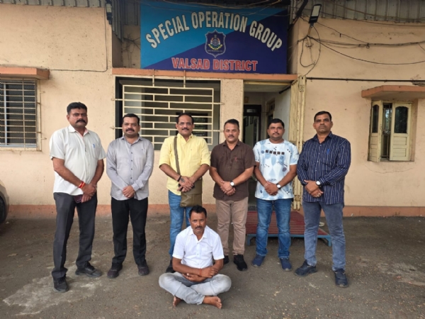 13 વર્ષથી ફરાર આરોપી અનિલ યાદવને ઝડપી પાડતી વલસાડ SOG ટીમ