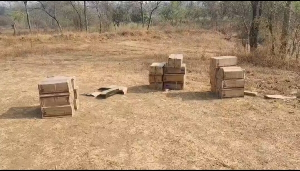 ધરમપુરના ઓઝરપાડા વિસ્તારમાં પડતર જમીનમાંથી જપ્ત કરાયેલ વિદેશી દારૂનો જથ્થો.