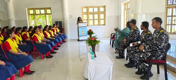 નેવીના અધિમારીએ પોરબંદર ની ગુરૂકુળ સ્કુલની મુલાકાત લીધી.