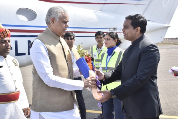 રાજ્યપાલ  આચાર્ય દેવવ્રતજીનું કેશોદ એરપોર્ટ ખાતે