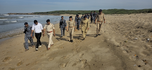 જિલ્લાની કોસ્ટલ સુરક્ષા વધારવા દરીયા કાઠા વિસ્તારમાં ચેકીંગ સબબ ફૂટ પેટ્રોલીંગ