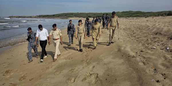 કોસ્ટલ સુરક્ષા વધારવા દરીયા કાઠા વિસ્તારમાં ચેકીંગ સબબ ફૂટ પેટ્રોલીંગની કામગીરી કરતી સોમનાથ પોલીસ