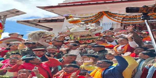 ગંગોત્રીની ડોલિ મુખવાથી રવાના થઈ, આજે ભૈરવ ઘાટીમાં વિશ્રામ કરશે