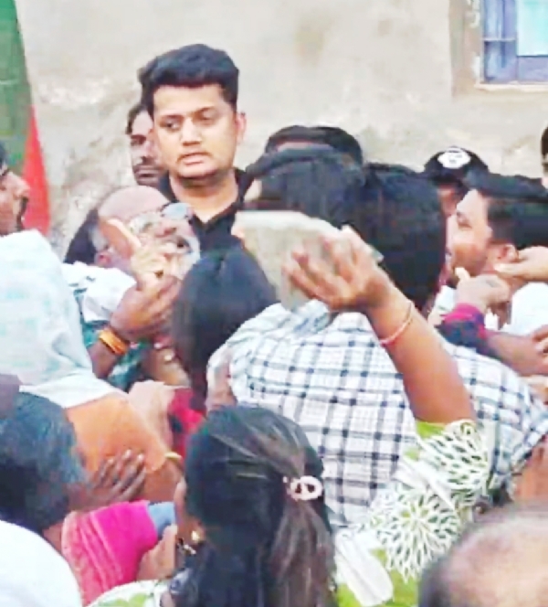 ભરૂચ વોર્ડ નં.8માં ભાજપના ઉમેદવારો ઉપર ભાડુઆત મહિલા અને તેની દિકરીઓએ પથ્થરમારો કર્યો