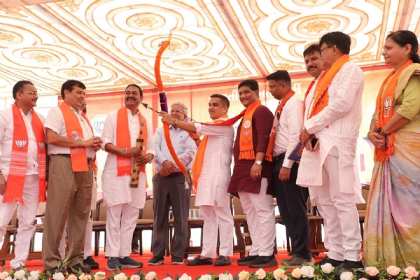 વિકાસ સંકલ્પ સભામાં હર્ષ સંઘવી સાથે ઉમટેલી જનમેદની.