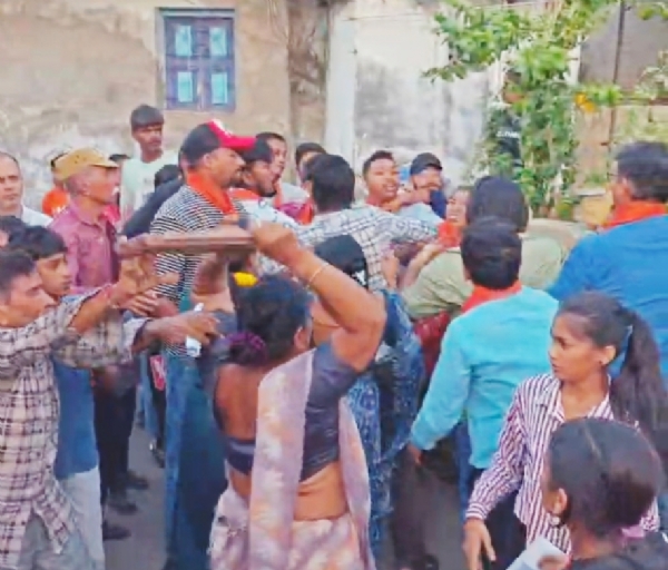 ભરૂચ વોર્ડ નં.8માં ભાજપના ઉમેદવારો ઉપર ભાડુઆત મહિલા અને તેની દિકરીઓએ પથ્થરમારો કર્યો