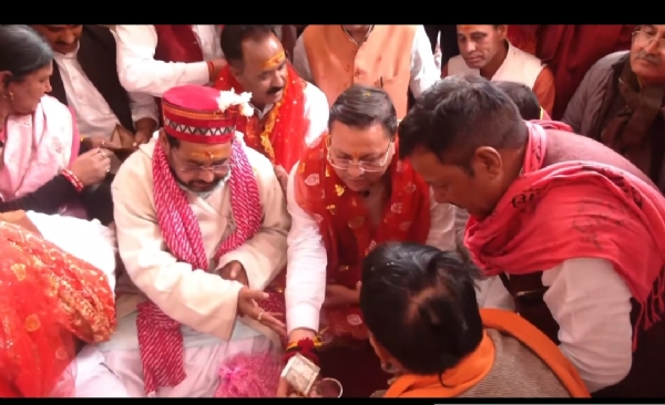 ગંગોત્રી ધામમાં પૂજા કરતા મુખ્યમંત્રી પુષ્કર સિંહ ધામી