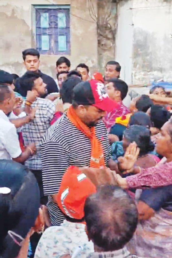 ભરૂચ વોર્ડ નં.8માં ભાજપના ઉમેદવારો ઉપર ભાડુઆત મહિલા અને તેની દિકરીઓએ પથ્થરમારો કર્યો