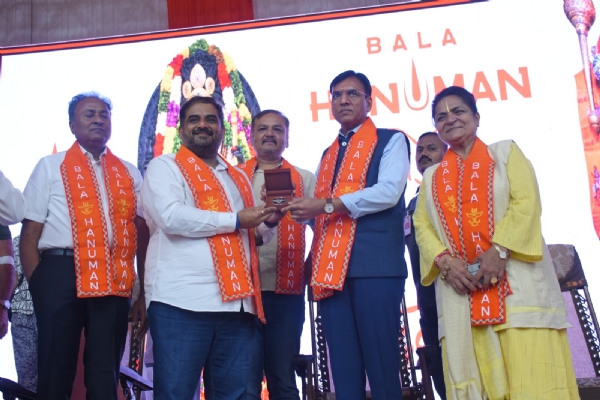 હનુમાન જન્મોત્સવમાં કેન્દ્રીય  મંત્રી મનસુખ માંડવીયાએ રક્તદાન કરી ઉજવણી કરી.