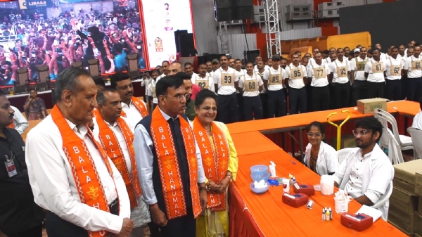 હનુમાન જન્મોત્સવમાં કેન્દ્રીય  મંત્રી મનસુખ માંડવીયાએ રક્તદાન કરી ઉજવણી કરી.