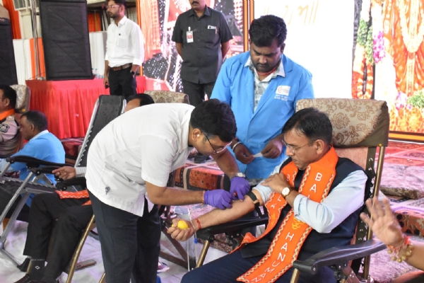 હનુમાન જન્મોત્સવમાં કેન્દ્રીય  મંત્રી મનસુખ માંડવીયાએ રક્તદાન કરી ઉજવણી કરી.