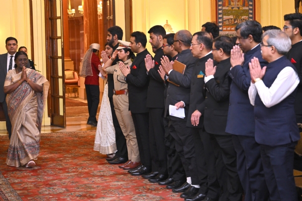 રેલવેના પ્રોબેશનરી અધિકારીઓ અને કેન્દ્રીય એન્જિનિયરિંગ સેવા (સડક) ના સહાયક કાર્યપાલક ઇજનેરો સાથે ીોોેફૂીજોૂઘ