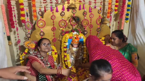 સુદામાજીના ચરણ સ્પર્શ કરી ભક્તો ભાવવિભોર બન્યા.