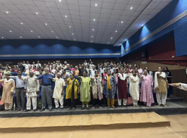 વલસાડમાં યોજાયેલ પુસ્તક પરબના વાર્ષિક ઉત્સવે મતદાર જાગૃતિ માટે શપથ લેતા શિક્ષકો અને મહાનુભાવો.