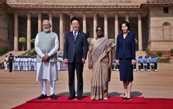 રાષ્ટ્રપતિ દ્રૌપદી મુર્મુ અને પ્રધાનમંત્રી નરેન્દ્ર મોદી સાથે દક્ષિણ કોરિયાના રાષ્ટ્રપતિ લી જે-મ્યુંગ