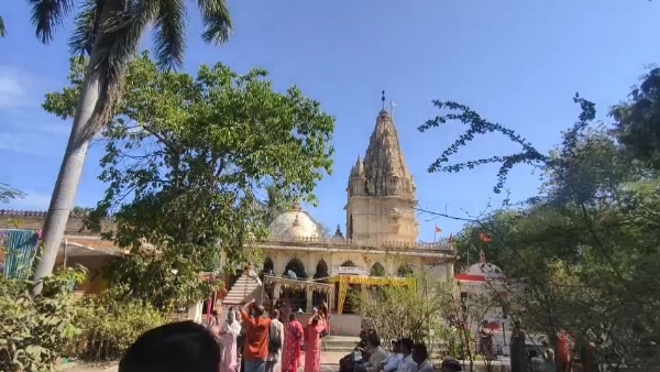 સુદામાજીના ચરણ સ્પર્શ કરી ભક્તો ભાવવિભોર બન્યા.