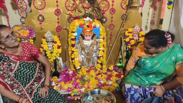 સુદામાજીના ચરણ સ્પર્શ કરી ભક્તો ભાવવિભોર બન્યા.