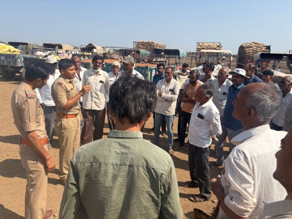 ધારી માર્કેટીંગ યાર્ડમાં એ.આર.ટી.ઓ દ્વારા ૬૦ જેટલા એગ્રીકલ્ચર વાહનોમાં રેડીયમ રીફ્લેક્ટર લગાડવામાં આવ્યા*