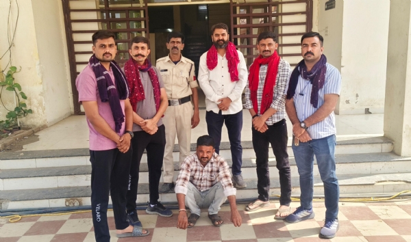 વાપી કાર ચોરી કેસમાં ઝડપી પાડાયેલ આરોપી (બેસેલ) સાથે વલસાડ લોકલ ક્રાઈમ બ્રાંચની ટીમ.