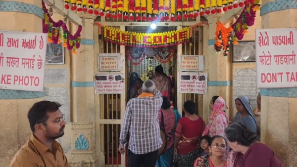 સુદામાજીના ચરણ સ્પર્શ કરી ભક્તો ભાવવિભોર બન્યા.