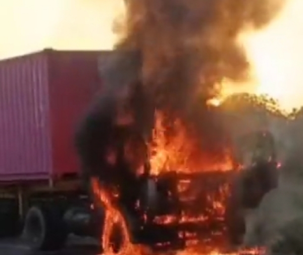 રાધનપુરથી વારાહી જતા નેશનલ હાઈવે પર મોટી પીપળી ગામ નજીક ચાલુ ટ્રેલરમાં અચાનક ભીષણ આગ લાગી