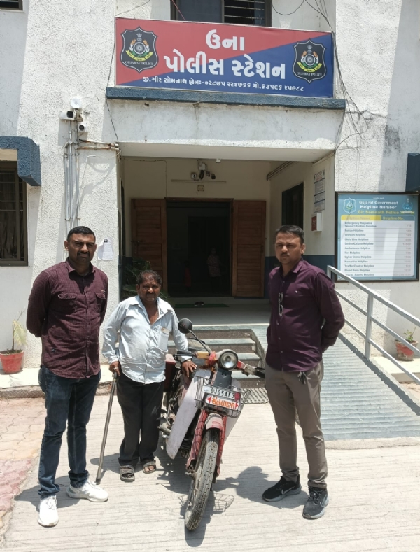 ગુમ થયેલ મોટર સાયકલ શોધી કાઢી મુળ માલીકોને પરત અપાવતી ગીર સોમનાથ પોલીસ.