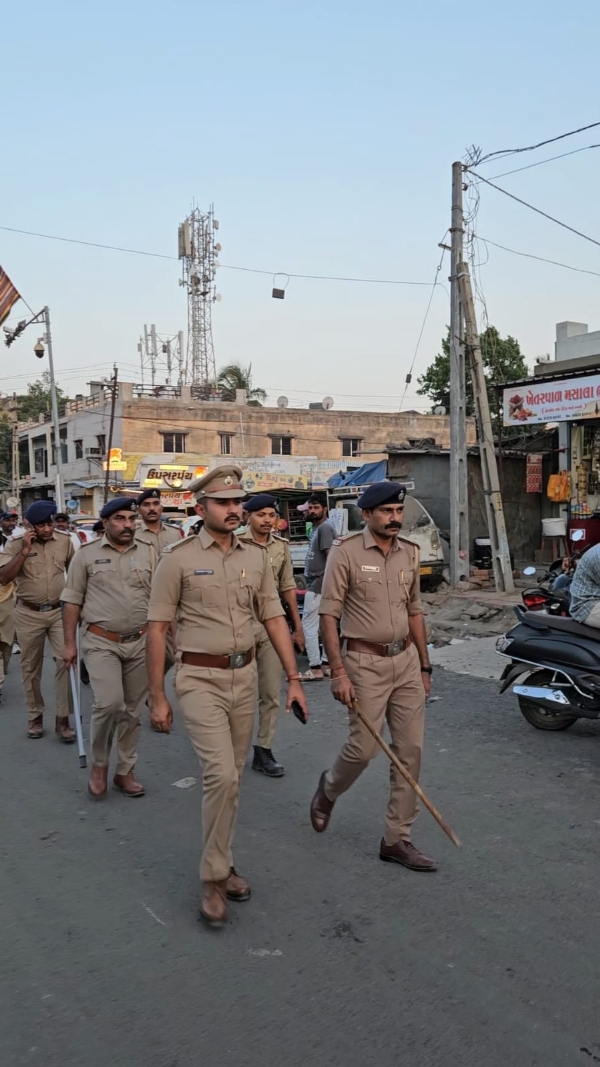 ગાંધીધામમાં ફૂટ પેટ્રોલિંગ કરતા પોલીસ જવાનો