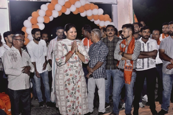 માનસી શાહ અને સમર્થકો