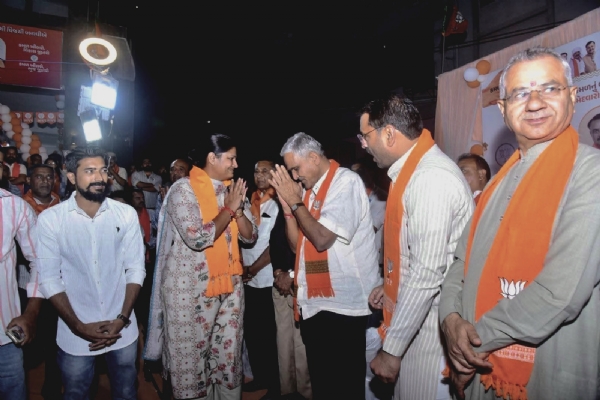 કેસરિયો ખેસ ધારણ કરતા માનસી શાહ