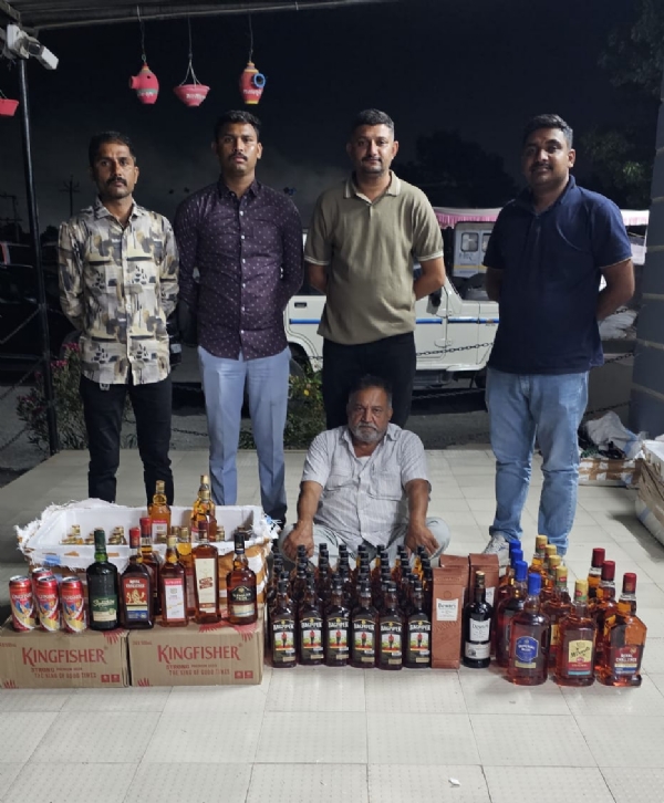 વિદેશી દારૂ સાથે ઝડપાયેલ આરોપી