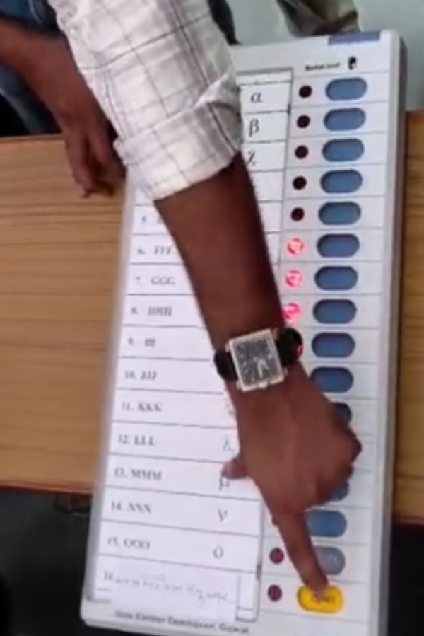 પાટણ ચૂંટણીમાં EVMમા  4 ઉમેદવારોને મત આપ્યા બાદ  પીળું બટન દબાવવું ફરજિયાત રહેશે.