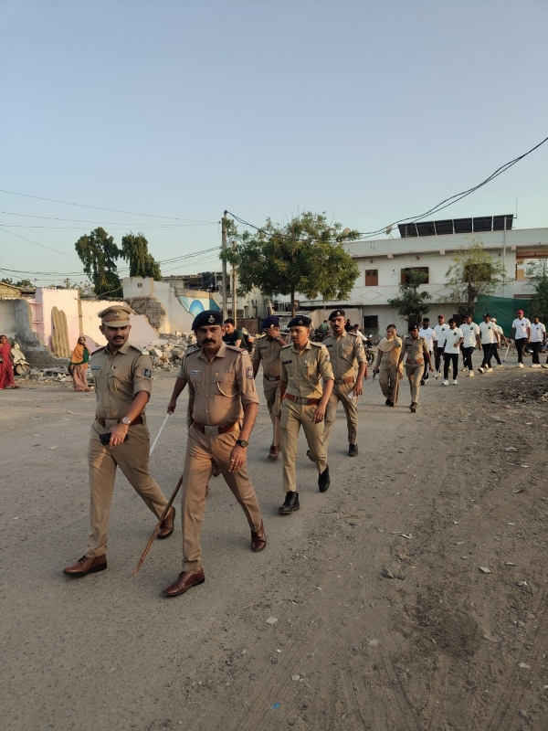 ગાંધીધામમાં ફૂટ પેટ્રોલિંગ કરતા પોલીસ જવાનો