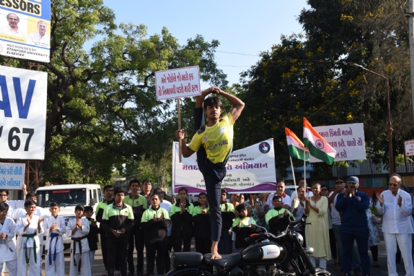 લોકશાહીના મહાપર્વ નિમિત્તે પોરબંદરમાં ભવ્ય મતદાર જાગૃતિ રેલી યોજાઈ.