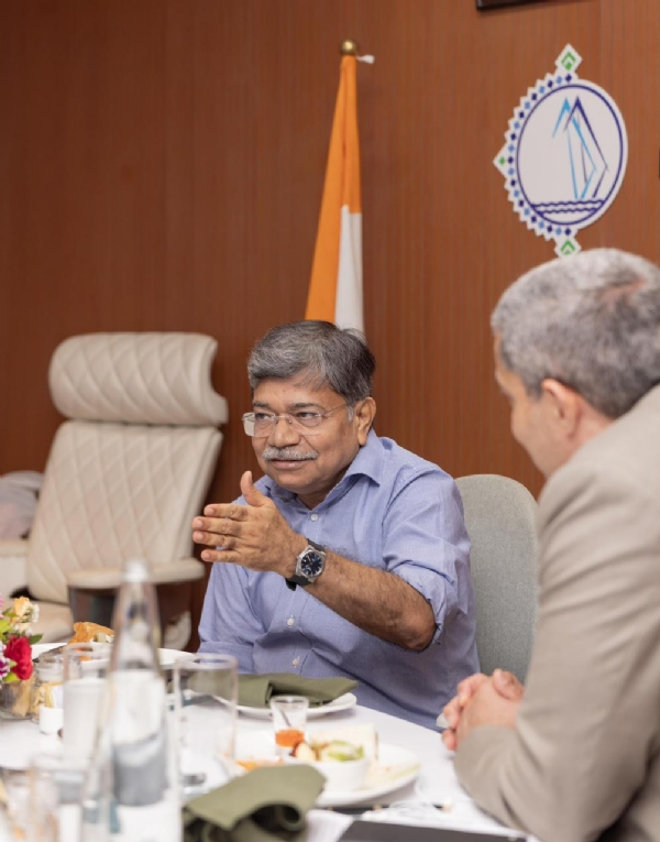 કંડલા પોર્ટ અંગે મિટિંગમાં અધિકારીઓ