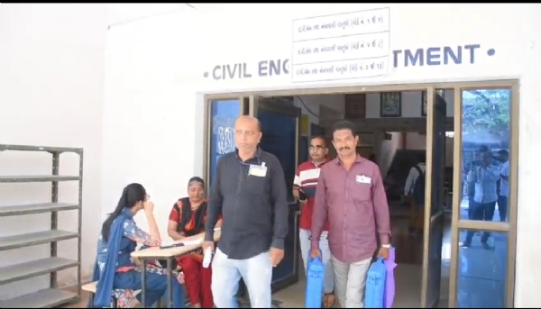 સ્થાનિક સ્વરાજ્યની ચૂંટણીઓ માટે  ઈવીએમ અને પોલિંગ સ્ટાફની ફાળવણી પૂર્ણ.