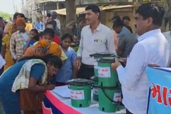 પાટણમાં નગરપાલિકાની નિષ્ફળતા સામે મહાત્મા ગાંધી યુથ ફાઉન્ડેશન દ્વારા નાગરિકોને ડસ્ટબિનનું વિતરણ કરવામાં આવ્યું