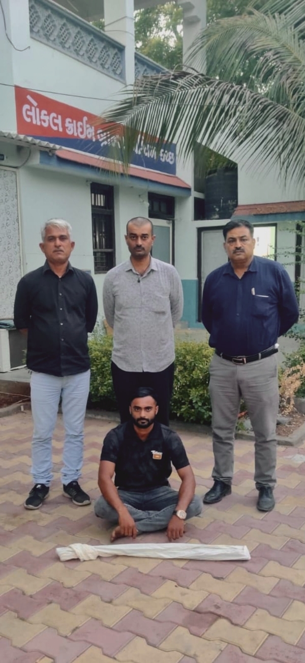 હથિયાર સાથે પકડાયેલ નાના વરનોરા નો આરોપી