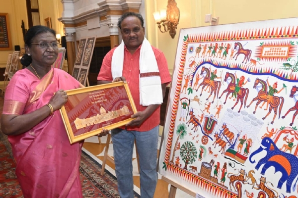 રાષ્ટ્રપતિ દ્રૌપદી મુર્મુના હસ્તે સન્માનિત