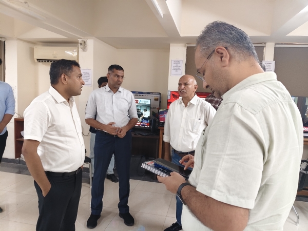 અમદાવાદ જિલ્લા ચૂંટણી અધિકારી અને કલેક્ટર સુજીત કુમારે મીડિયા મોનિટરિંગ સેન્ટરની મુલાકાત લીધી