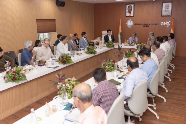 કંડલા પોર્ટ અંગે મિટિંગમાં અધિકારીઓ