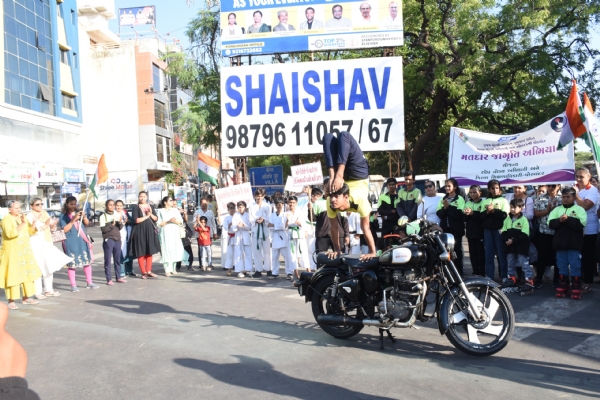 લોકશાહીના મહાપર્વ નિમિત્તે પોરબંદરમાં ભવ્ય મતદાર જાગૃતિ રેલી યોજાઈ.