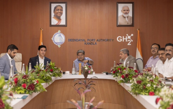 કંડલા પોર્ટ અંગે મિટિંગમાં અધિકારીઓ