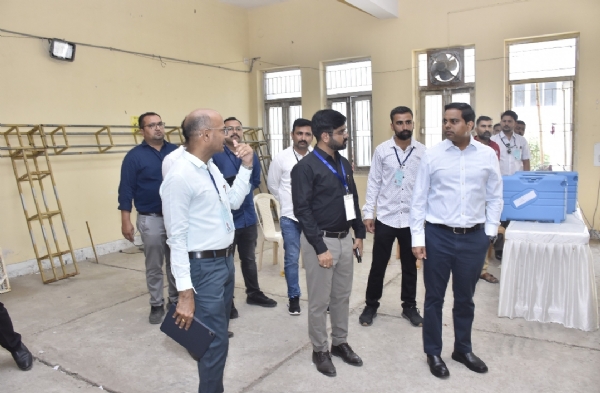 પોલિંગ સ્ટાફ મતદાન મથક ખાતે જવા રવાના :