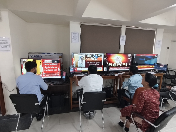 અમદાવાદ જિલ્લા ચૂંટણી અધિકારી અને કલેક્ટર સુજીત કુમારે મીડિયા મોનિટરિંગ સેન્ટરની મુલાકાત લીધી