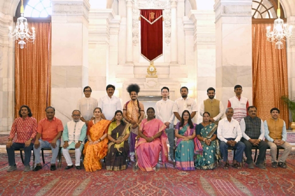 રાષ્ટ્રપતિ દ્રૌપદી મુર્મુના હસ્તે સન્માનિત