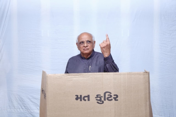 મુખ્યમંત્રીનું અમદાવાદના શીલજ ખાતે પરિવાર સાથે મતદાન