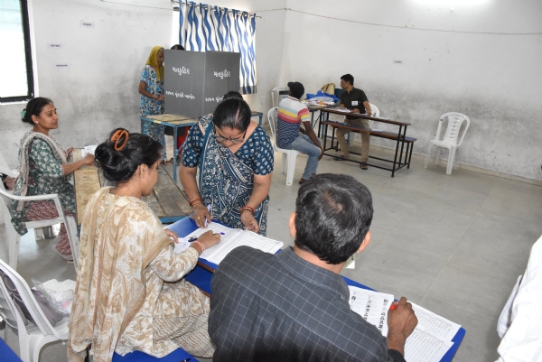 શાંતિપૂર્ણ માહોલમાં મહેસાણા જિલ્લામાં મતદાન શરૂ, મતદારોમાં ભારે ઉત્સાહ