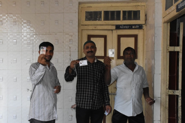 પોરબંદર જિલ્લામાં સ્થાનિક સ્વરાજ્ય સંસ્થાઓની ચૂંટણી માટે શાંતિપૂર્ણ માહોલમાં મતદાન શરૂ.